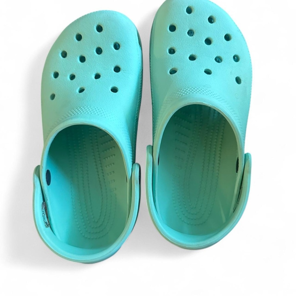 Aqua Crocs women’s 8 men’s 6